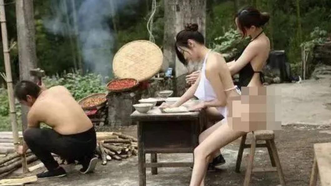 穿著十分清涼的女性以農村為背景擺拍。(圖/翻攝自微博)
