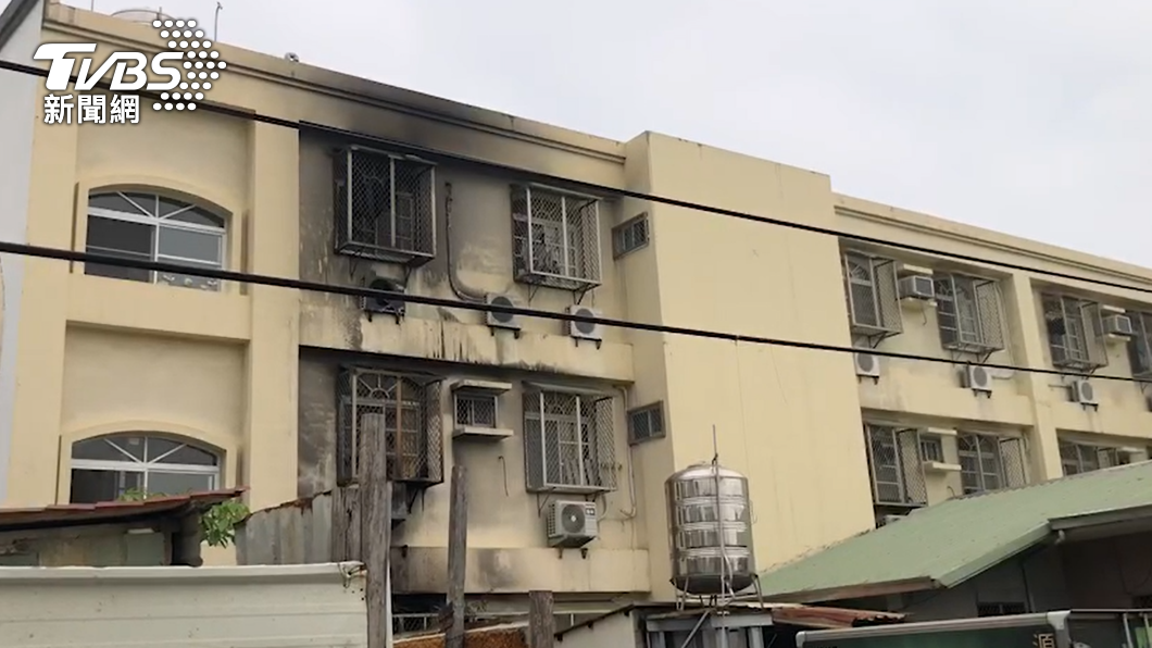 建築物外觀被燒得焦黑。（圖／TVBS）