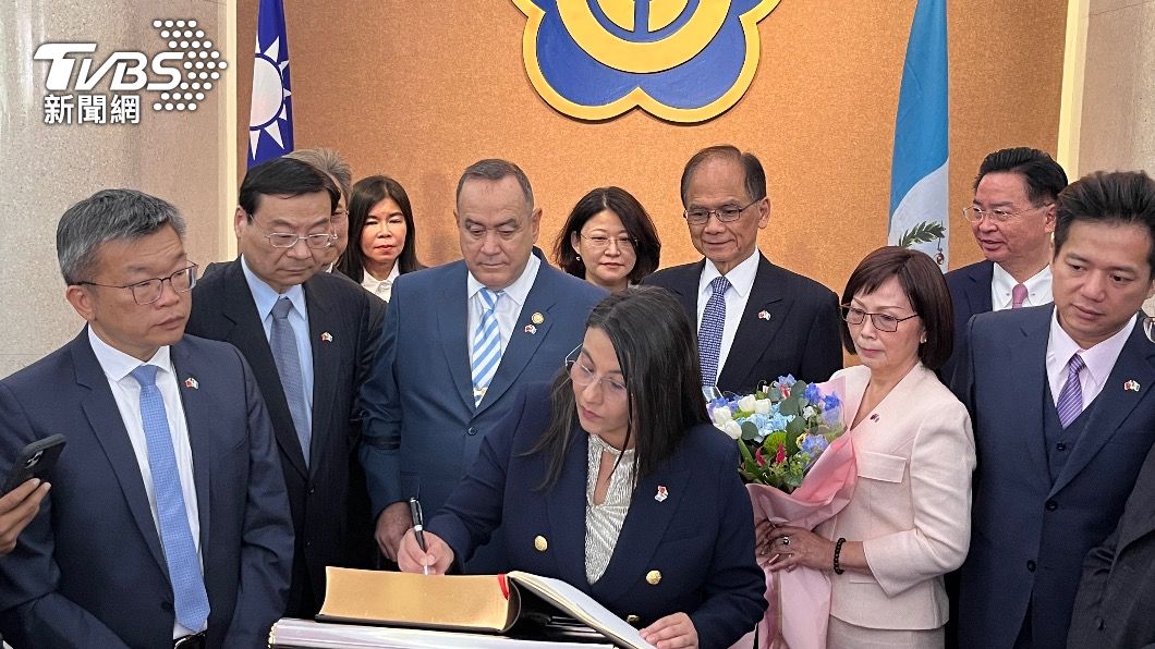 瓜地馬拉訪團一行人在立法院議場簽名留念。(圖/黃韋銓攝)