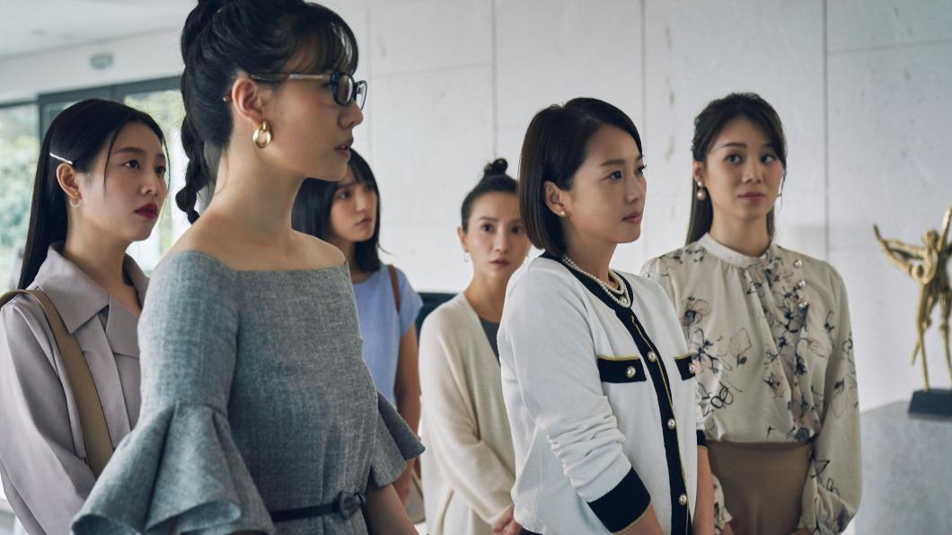 劇中六月帶貴婦團到隋棠家參觀。(圖/三立提供)