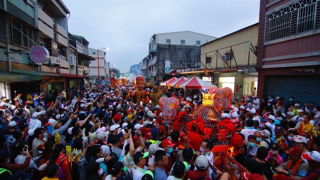 社群亂傳懷胎9月孕婦首次參與大甲媽祖遶境,驚傳休克身亡。(圖/大甲鎮瀾宮臉書)