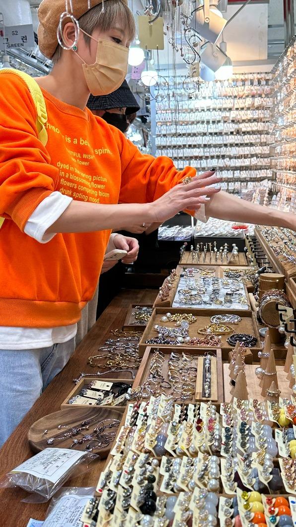 大牙創業賣飾品,開玩笑稱自己挑到快青光眼。(圖/大牙周宜霈提供提供)