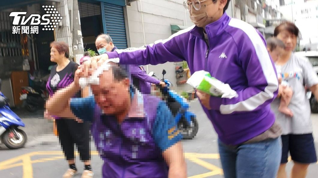 才剛走出服務處!鳳山里長遭2男持棍亂毆 渾身血跡送醫