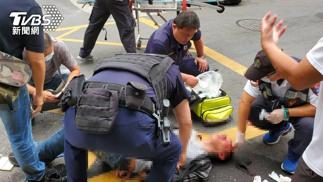 有名男子現場被壓制,因受傷也送醫。(圖/TVBS)