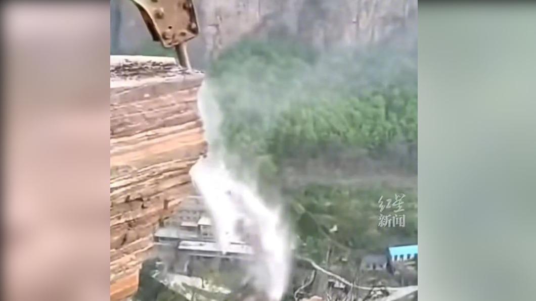後來當局直接將該塊岩石敲碎、砸斷，杜絕安全隱患。（圖／翻攝自微博）