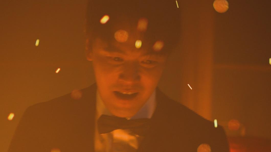 黃文星一人分飾兩角,透露婚禮後有意外發生。(圖/民視提供)
