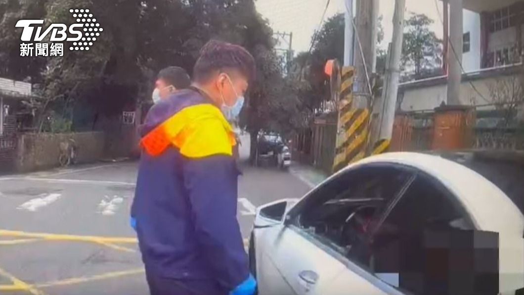 警方獲報後通知消防人員破窗。(圖/TVBS)
