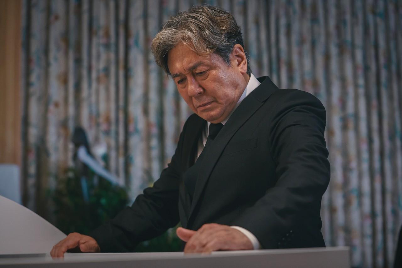 不少人認為《地下菁英》幾乎靠崔岷植的演技撐場。(圖/Netflix提供)