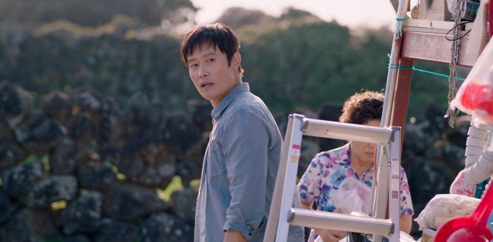 李炳憲褪去明星光彩,演活貨車雜貨攤販。(圖/翻攝自Netflix)