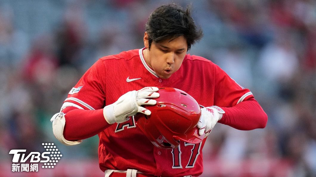 大谷翔平閃躲頭部近身球後,撿起頭盔回到打擊區。(圖/達志影像美聯社)