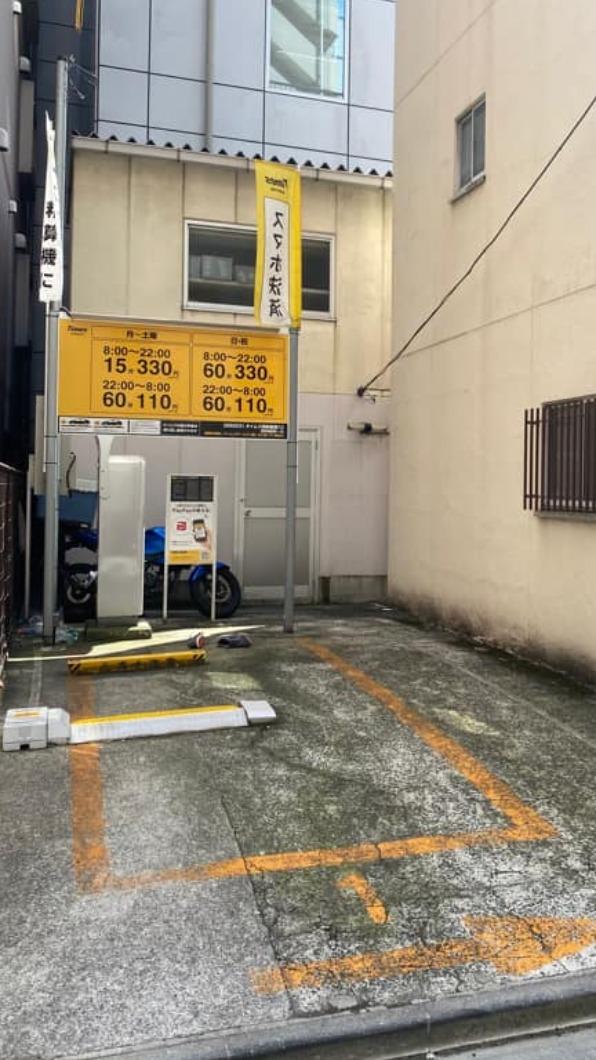 有網友透露,「迷你停車場」在日本相當常見,且土地上甚至可能只有一個位子。(圖/翻攝自「路上觀察學院」臉書)