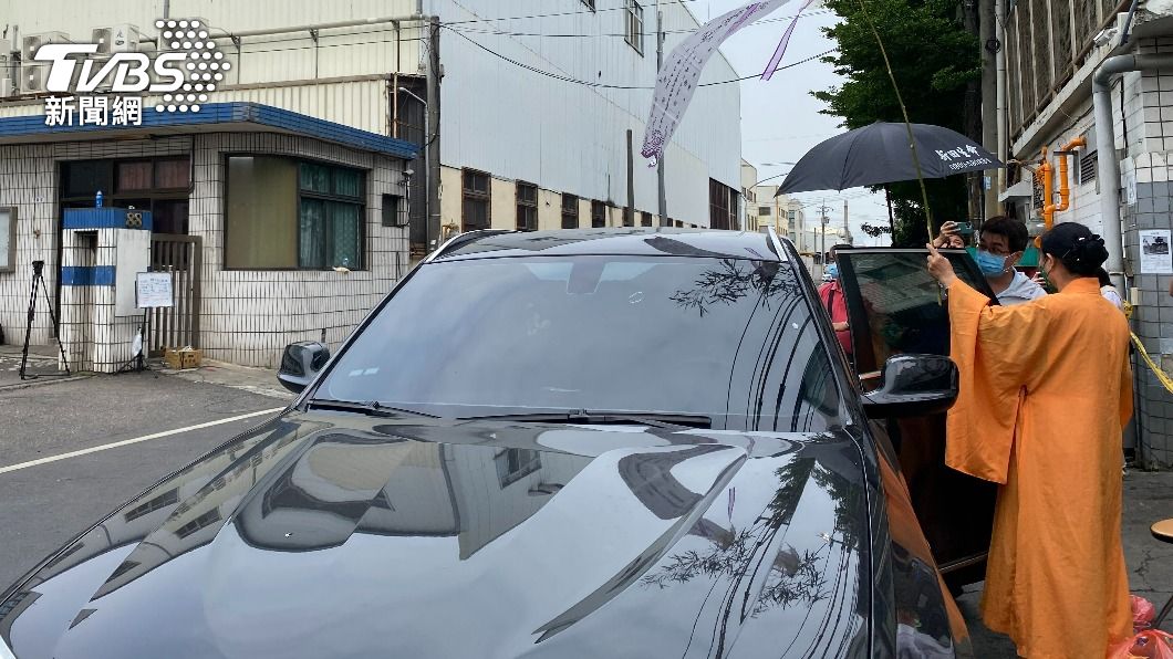 下午家屬偕法師完成招魂儀式。（圖／陳祁 攝）