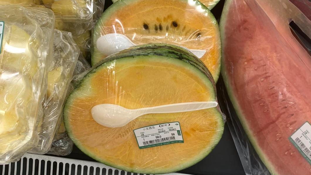 買西瓜送湯匙!超市幫你剖好、附餐具 結帳後能直接挖來吃