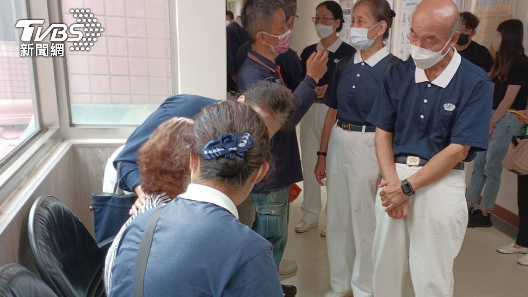 慈濟人員也到場安慰家屬，並發送慰問金。（圖／彰化醫院提供）