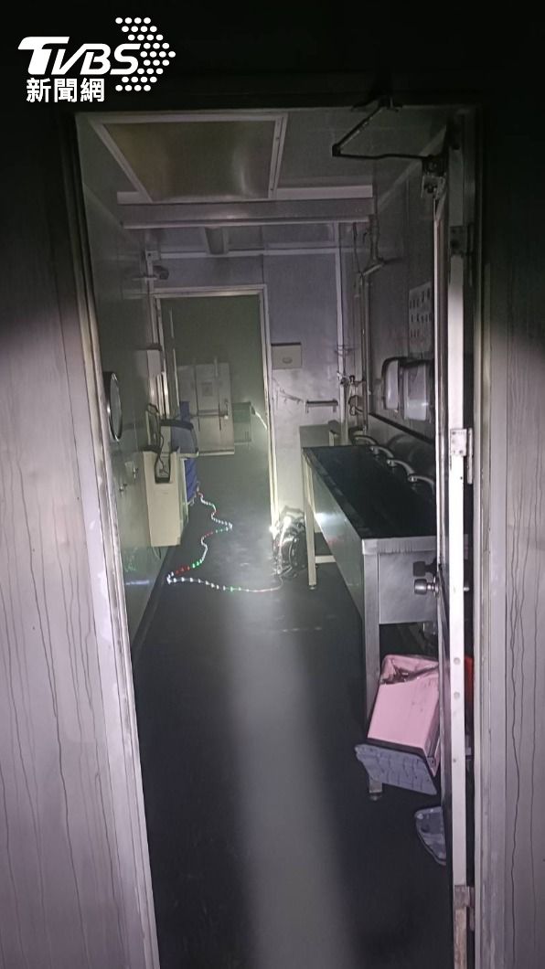 當時15名員工躲在冷凍室內的小冰庫,雖有鋁門關上但仍被濃煙嗆昏。(圖/TVBS)