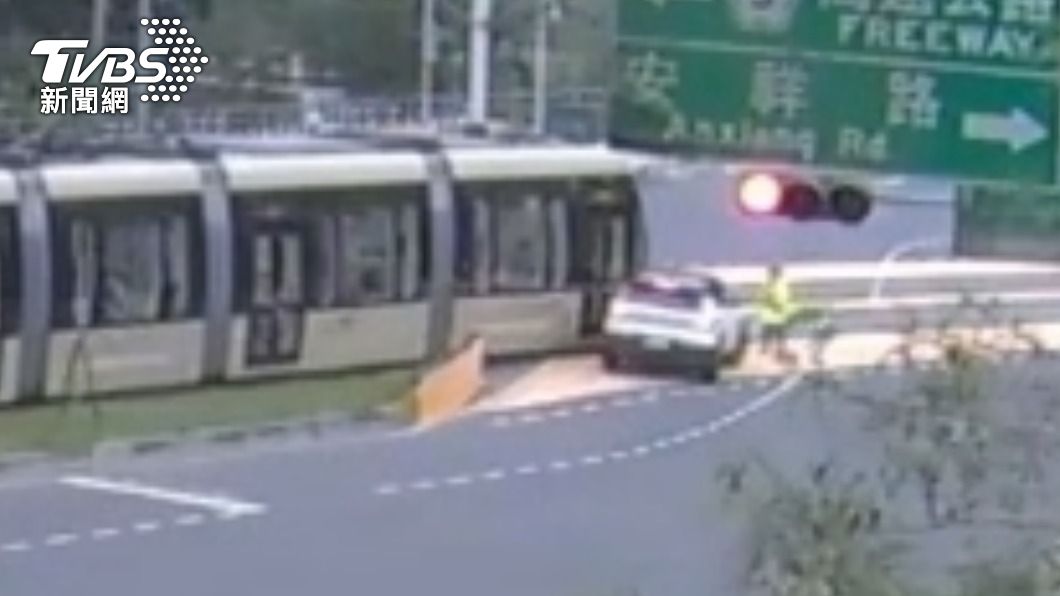汽車車頭與輕軌列車碰撞。(圖/TVBS)