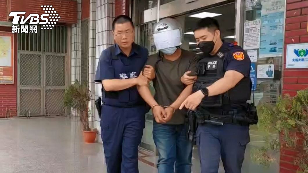 男子被警方移送。(圖/TVBS)