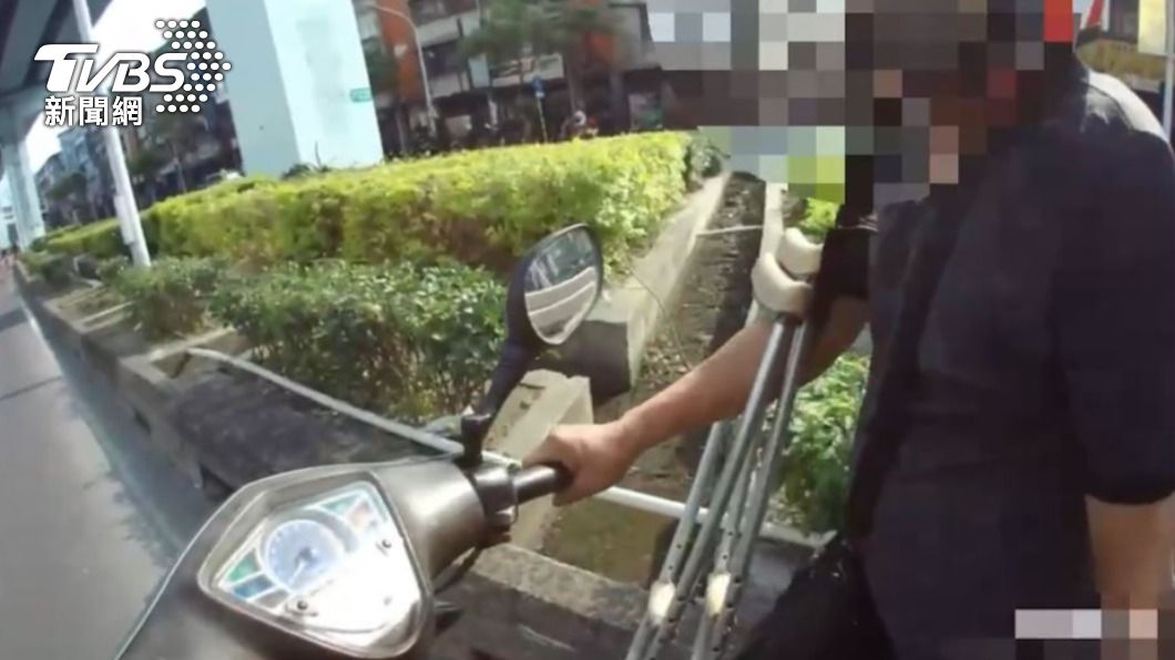 後車輪突然爆胎!男騎士卡大漢橋機車道 警速牽離避追撞