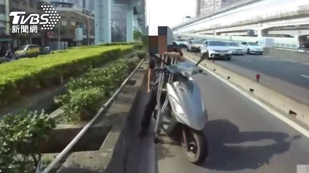 男子機車在大漢橋上爆胎。(圖/TVBS)