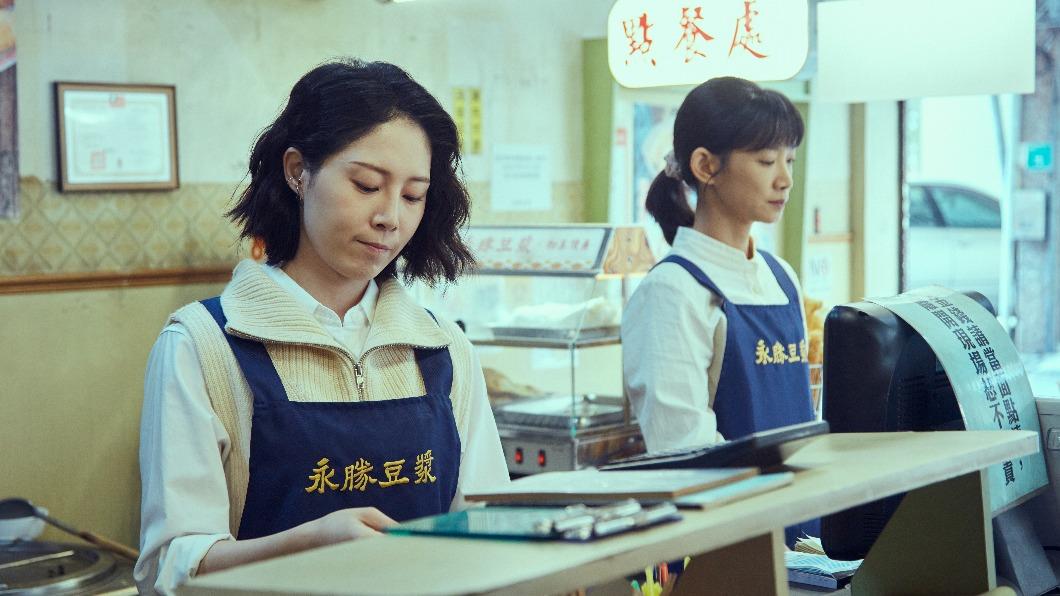 吳奕蓉(右)飾演徐利儀,因母親早逝代理母職。(圖/客家電視提供)