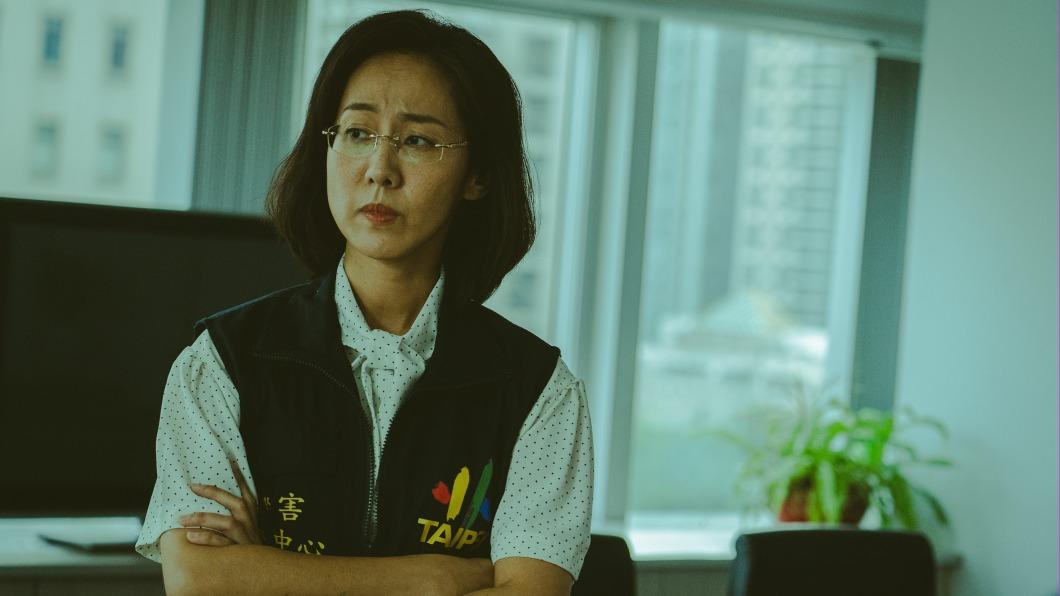 張詩盈在《和平歸來》飾演跋扈局長。(圖/公視提供)