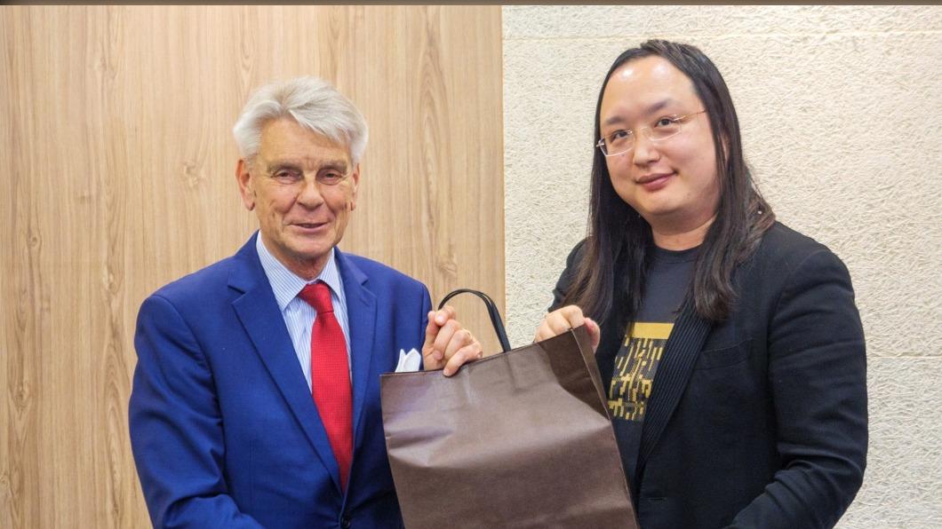 唐鳳會見法國參議院友台小組 交流數位韌性議題
