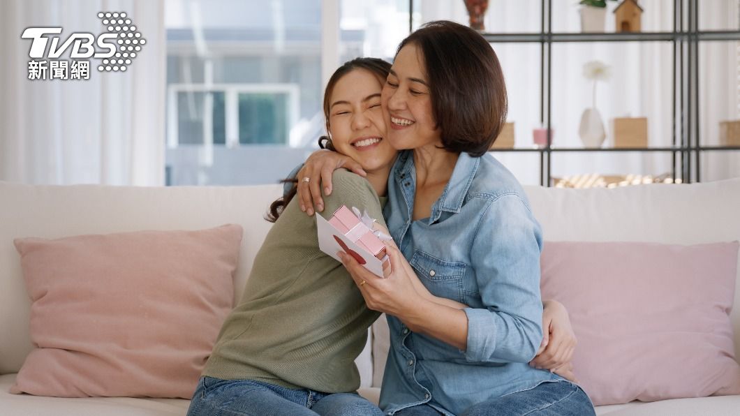 許多人會在母親節準備禮物送給媽媽。（示意圖／shutterstock 達志影像）