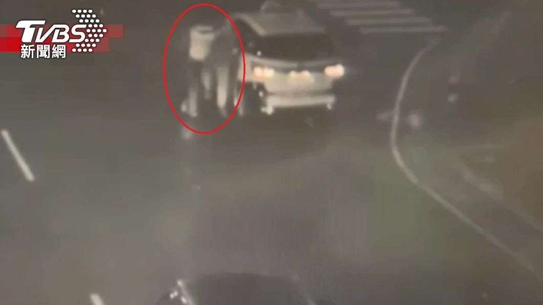 翁姓醉漢毆打計程車司機,過程全被拍下。(圖/TVBS)