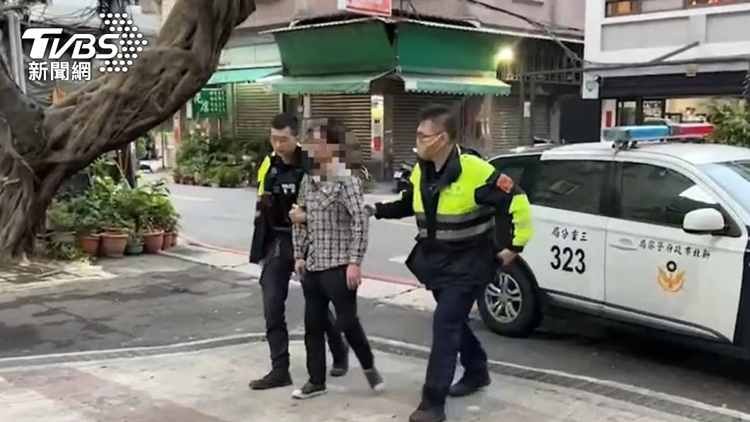 警方將施暴的翁男帶回偵辦。(圖/TVBS)