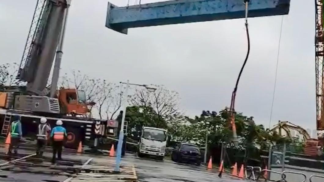 現場進行吊掛作業。(圖/翻攝社會事新聞影音)