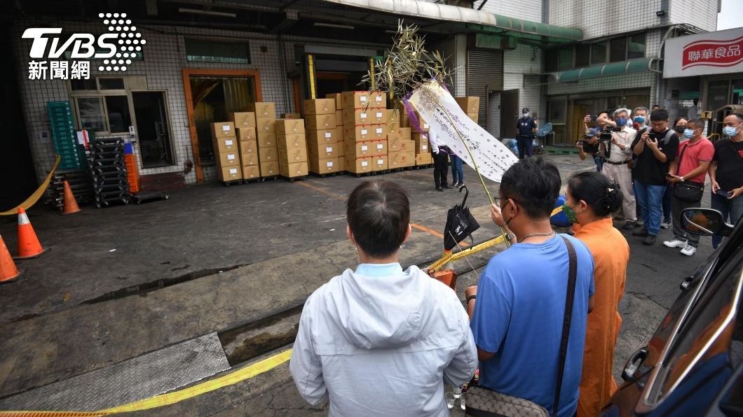 聯華食品工廠意外發生後,家屬到現場招魂。(圖/胡瑞麒攝)