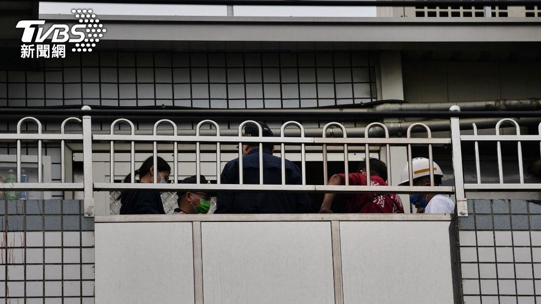 昨日火勢撲滅後,由於廠內溫度仍高,無法入廠調查。(圖/胡瑞麒攝)