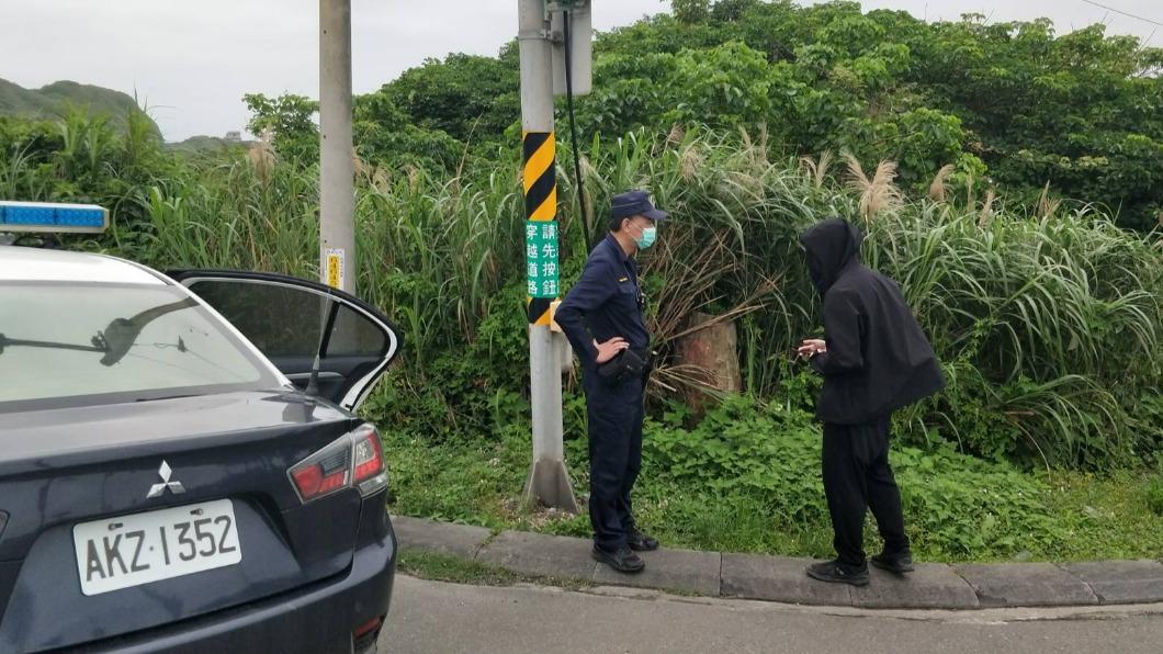 警方到達現場後,蒙面男子不僅不配合警方盤查,還怒罵警方三字經。(圖/瑞芳分局提供)