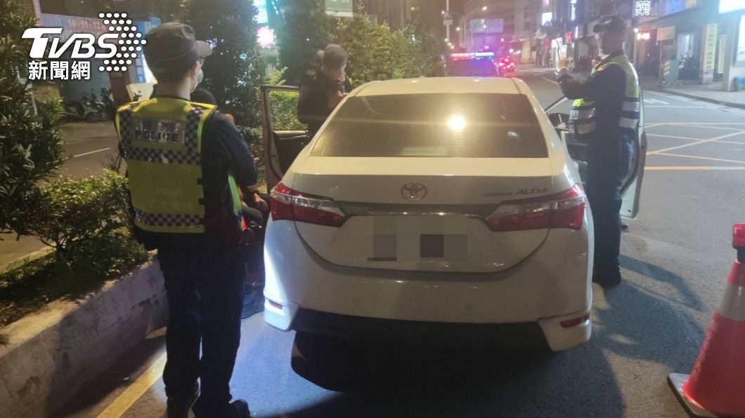 警方攔查可疑車輛,意外搜出大量毒品咖啡。(圖/TVBS)