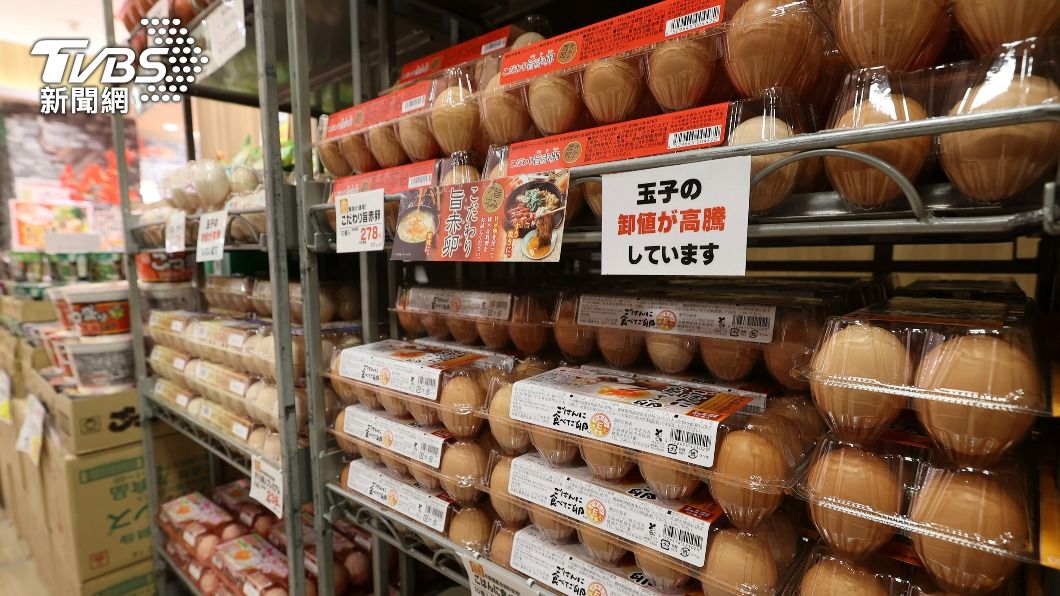 日本超市內貼著「雞蛋價格高漲」的標示，提醒消費者目前蛋價仍在高點。（圖／達志影像美聯社）