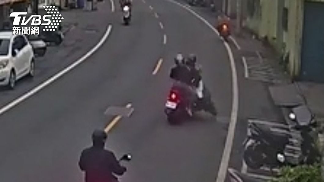 自稱吃感冒藥「一陣暈眩」!男騎車逆向 撞女騎士害骨折