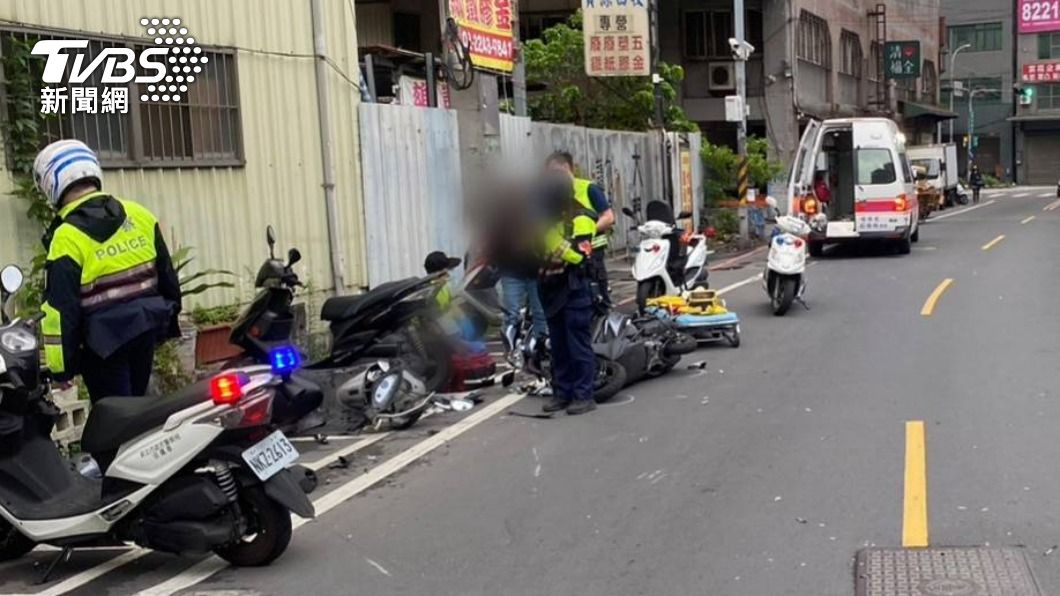 救護人員緊急將2傷者送醫。(圖/TVBS)