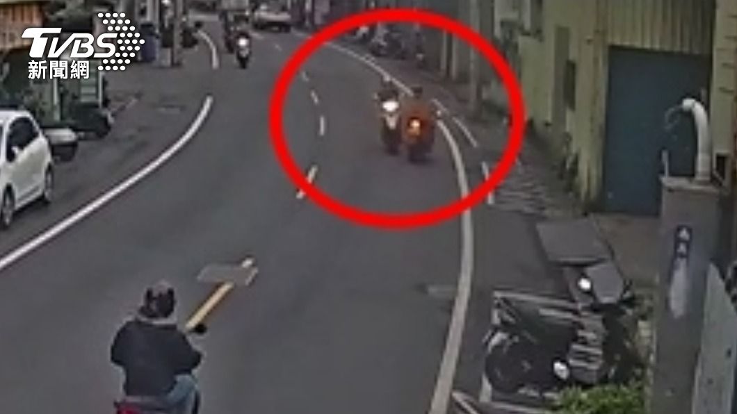 第一輛機車驚險閃過。(圖/TVBS)