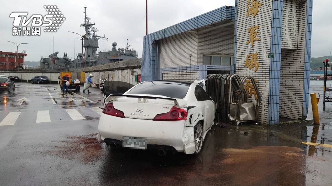 車子衝撞海軍營區大門 女兵驚嚇