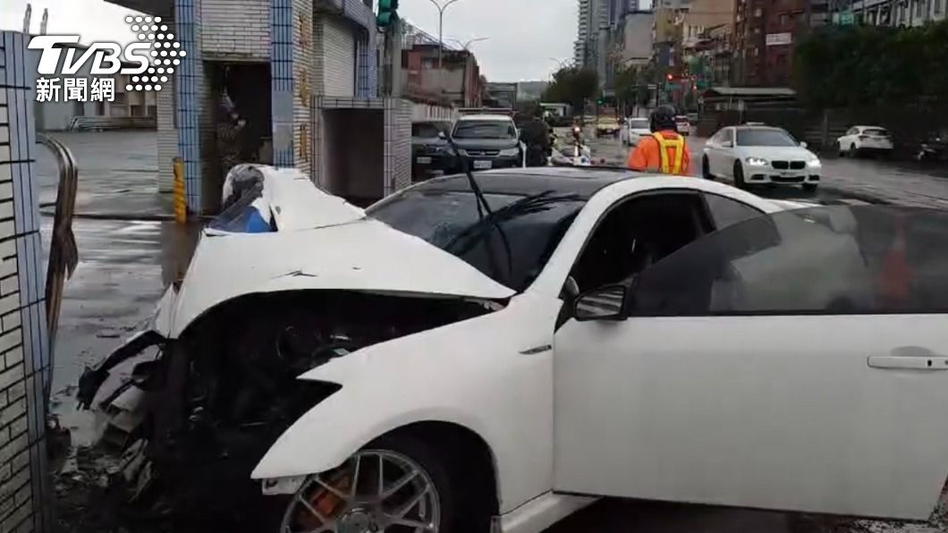 由於撞擊力強大,肇事車輛的車頭幾乎全毀,32歲蔡姓駕駛頭部受傷,送醫救治。(圖/TVBS)