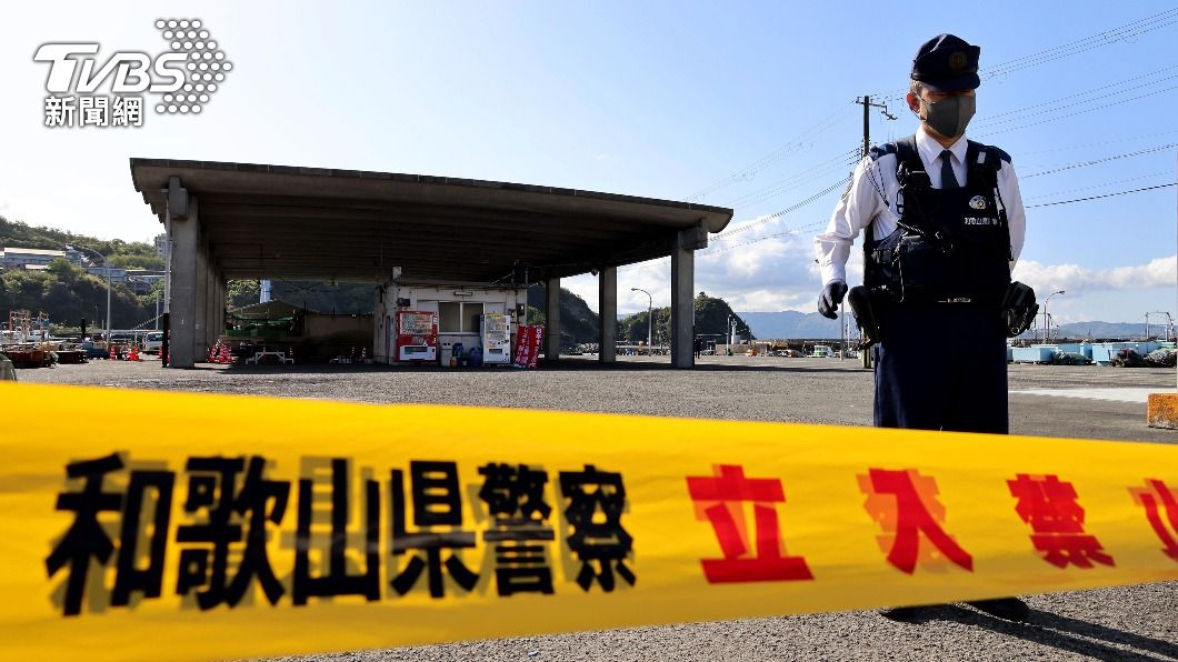 岸田文雄15日在和歌山縣一處漁港進行街頭演講活動,但在演說開始前,現場忽然被人投擲不明爆裂物。