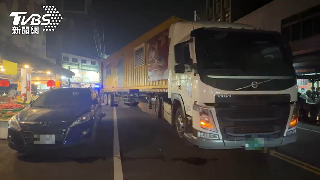 兩車在轉彎處發生碰撞。(圖/TVBS)