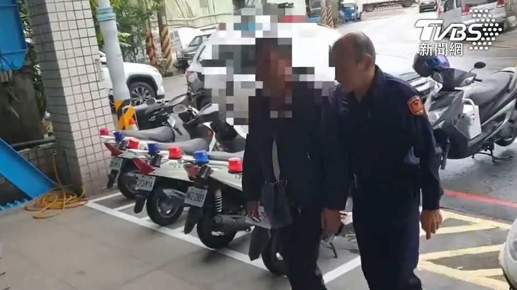 警方約談吊車駕駛,訊後將他送辦還開罰。(圖/TVBS)