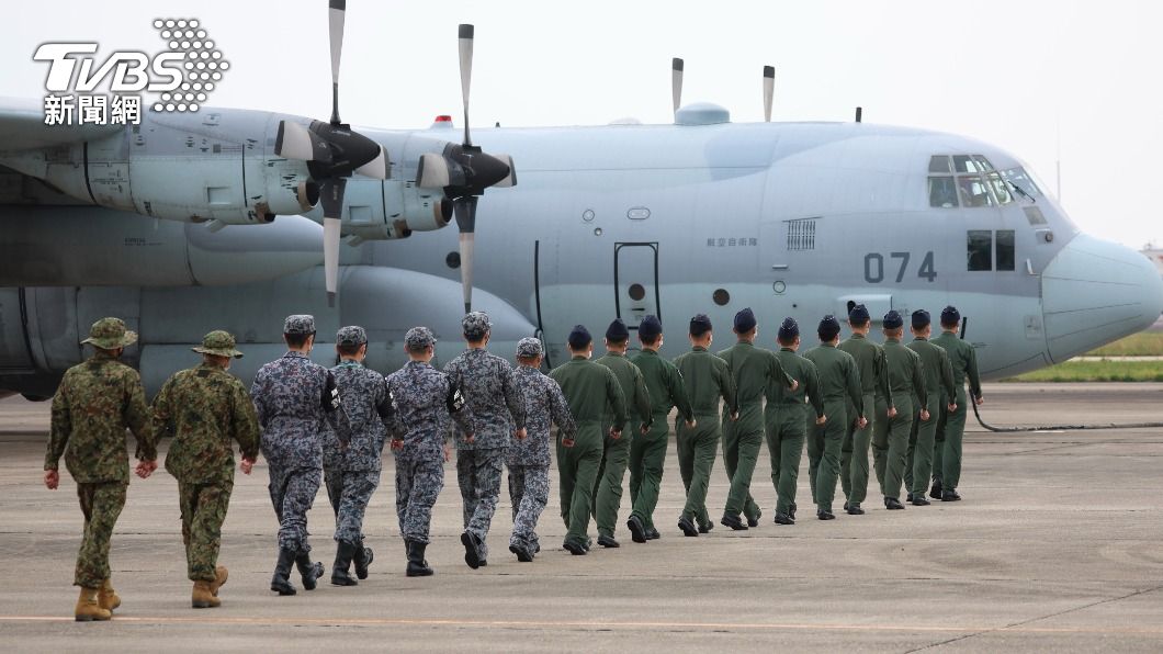 日本自衛隊登機前往蘇丹撤僑。(圖/達志影像美聯社)