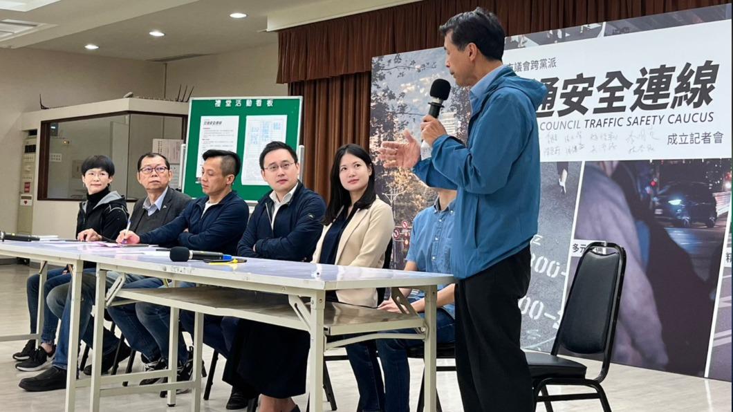 台北市議會今(26)日組成「跨黨派交通安全連線」。(圖/趙怡翔提供)