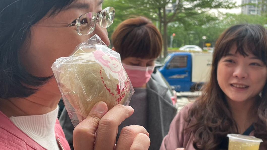 中常委林俊憲從台南帶來繪製賴清德頭像的「挺台灣」椪餅。(圖/吳紹瑜攝)
