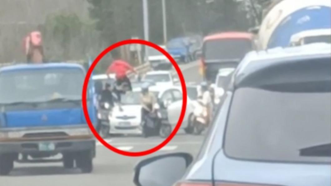 觀光客爬上轎車踹擋風玻璃。（圖／翻攝自記者爆料網）