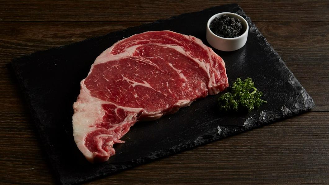到「肉次方」內用4份「強擊の肉」套餐,憑券即加菜「10oz松露肋眼牛排」。(圖/業者提供)