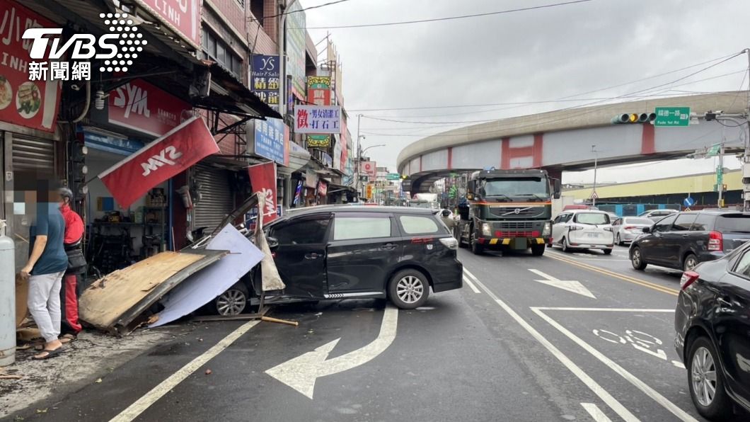 休旅車逆向撞上店面,所幸未造成人員傷亡。(圖/TVBS)