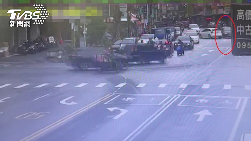 監視器拍下休旅車失控衝往對向的過程。(圖/TVBS)